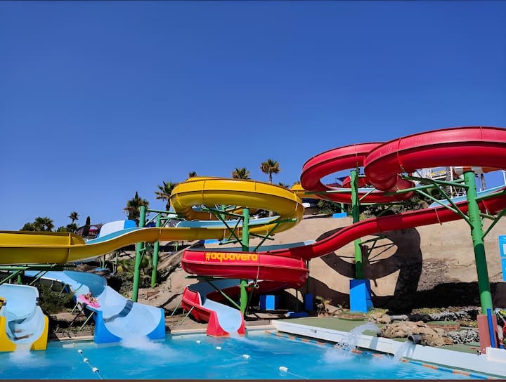 Parque acuático cercano para un día en familia.