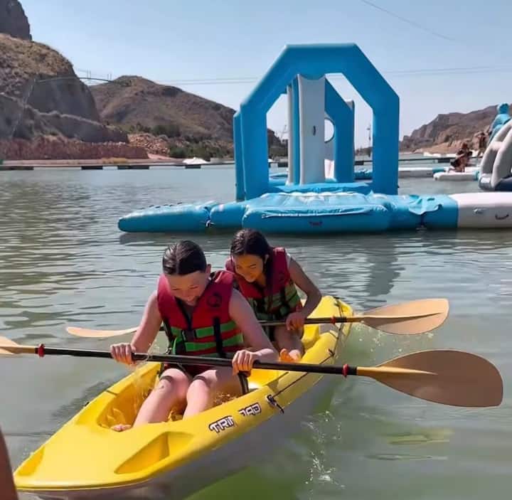 Kayak en familia en el lago del resort.