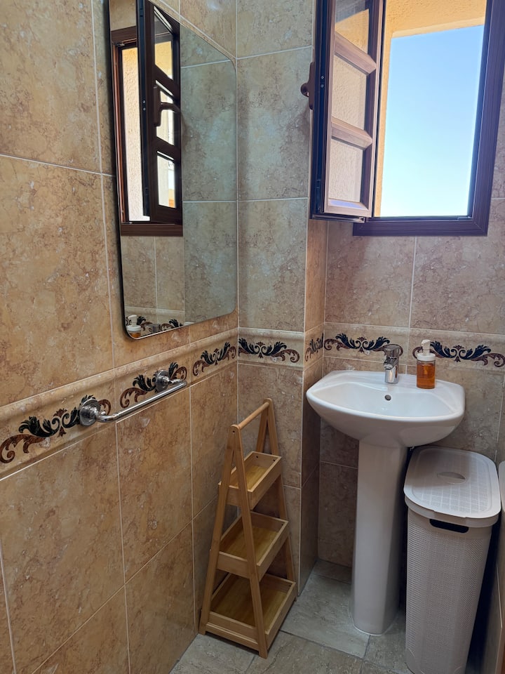Aseo en planta baja con ventana exterior: un extra muy práctico.