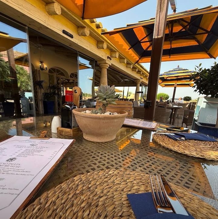 Un aperitivo en la terraza de El Torrente.