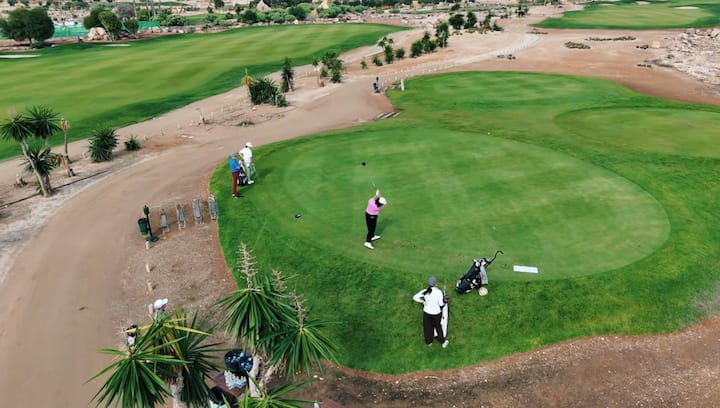 Vista aérea del green: golf de primer nivel en Almería.