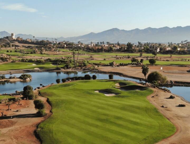 El campo de golf con la sierra almeriense de fondo.