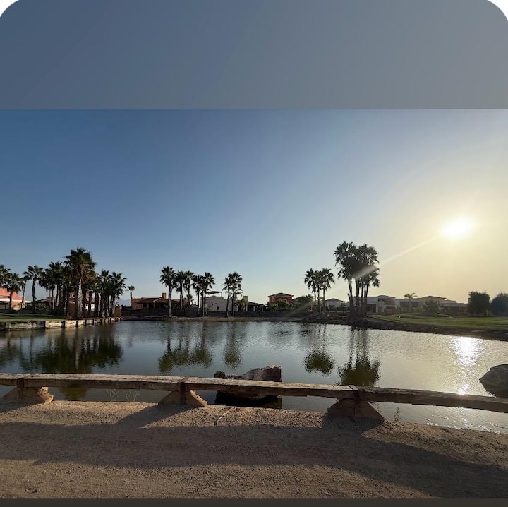 Atardecer sobre el lago del campo de golf.