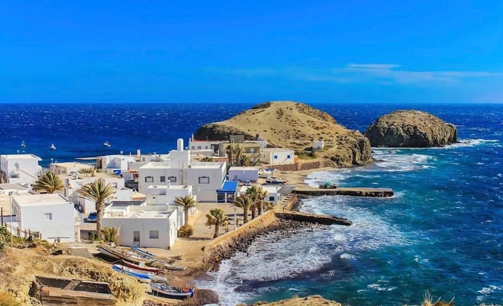 Cabo de Gata a un paseo en coche: calas de aguas turquesas.