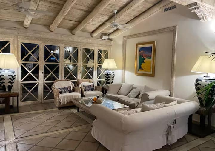 El salón de la Casa Club, elegante y tranquilo.