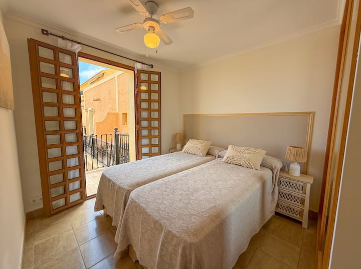 Dormitorio 2 con dos camas y salida al balcón: luz y tranquilidad.