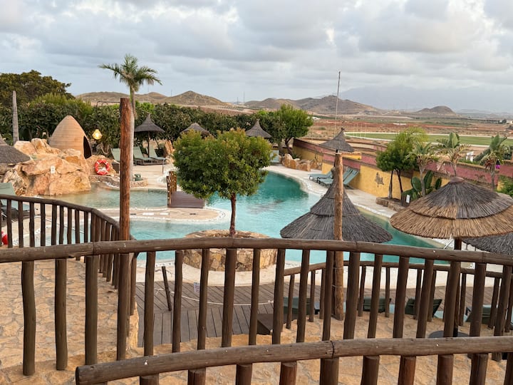 Club Cocodrilo con piscina, restaurante y chiringuito a 100 m.