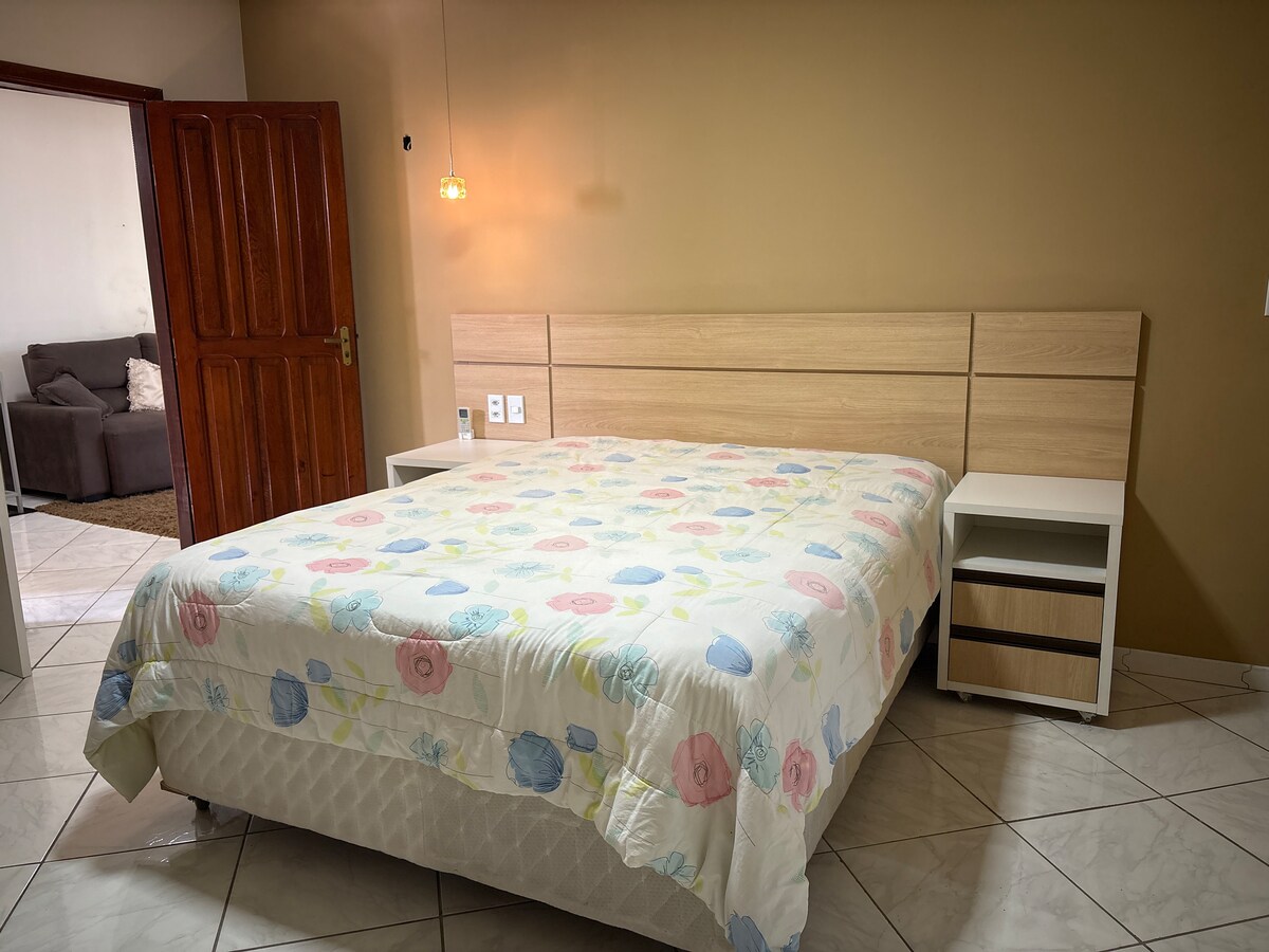 Suite voor stellen met queensize bed, airconditioning, met eigen badkamer. Op de tweede verdieping.