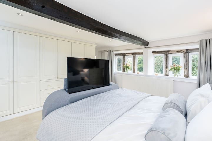 1号卧室非常宽敞，配有一张加大双人床和电视。