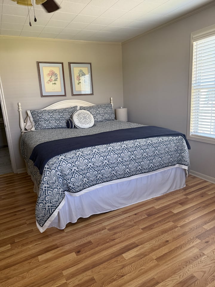 חדר שינה ראשי עם מיטת קינג 