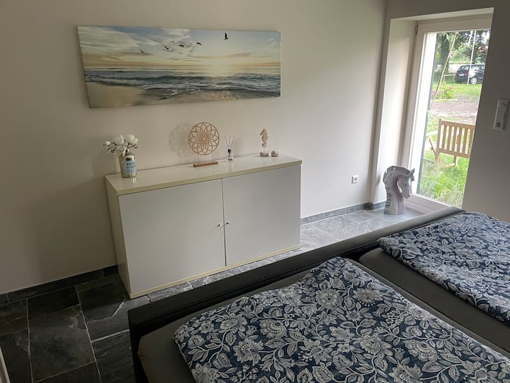 带弹簧床垫的卧室