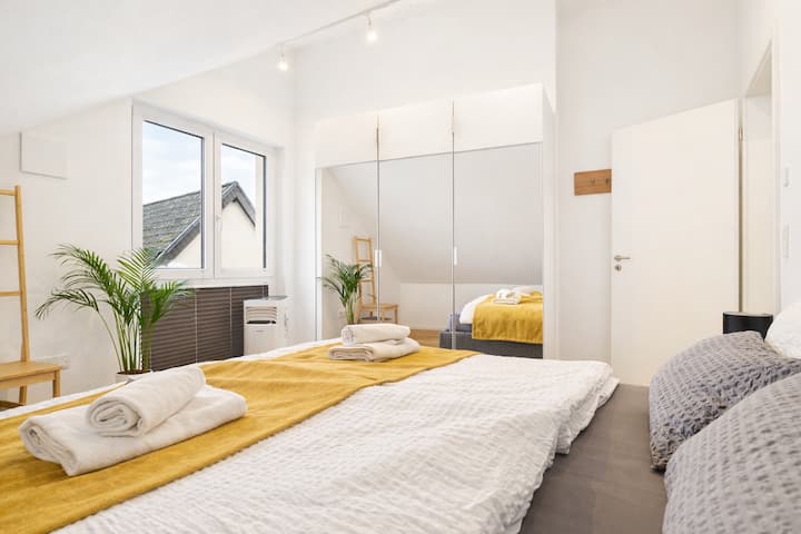 მშვიდი, ნათელი საძინებელი კომფორტული ორმაგი საწოლით (160x200), ახალი თეთრეული და პირსახოცები. დიდი ფანჯარა, სათავსოების სიჭარბე და მშვიდი ატმოსფერო კარგად განისაზღვრავს ღამის დასვენებას.