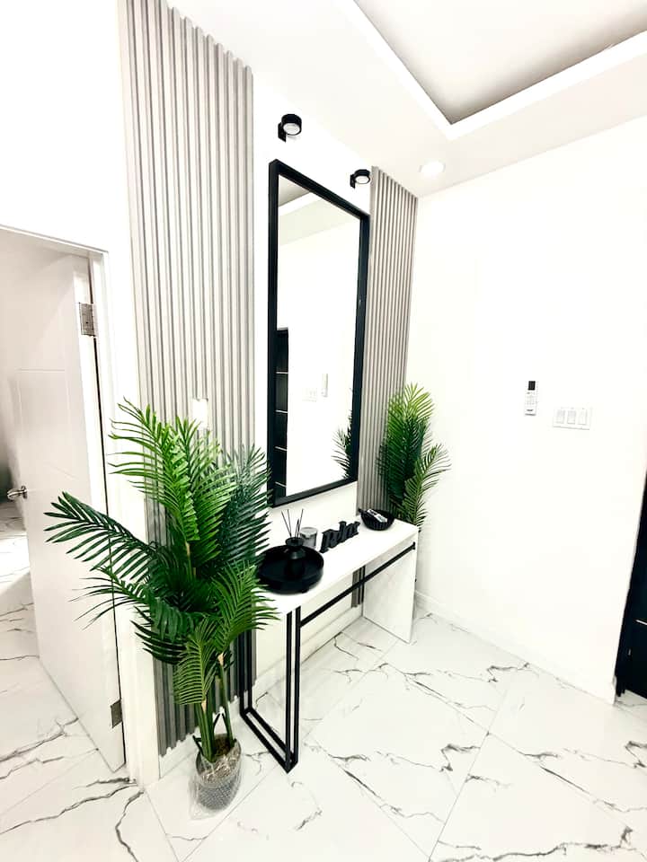 London On The Curve
Newly Built Luxury Apartment - Jamaica