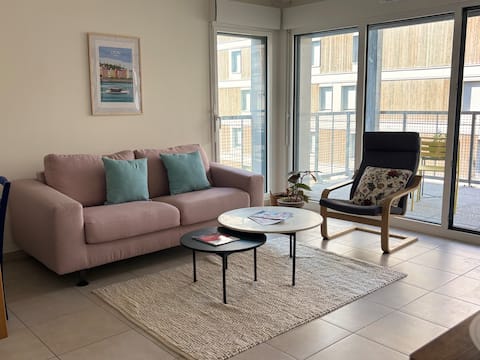 Top performing Airbnb: Park side: cozy apartment, parking, metro - Lyon in Vénissieux