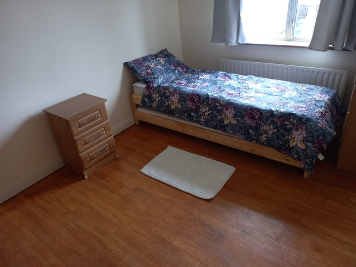 ห้องนอนนี้มีเตียงคู่ที่วางซ้อนกันได้ ซึ่งสามารถใช้เป็นเตียงเดี่ยว (ตามที่แสดง) หรือเป็นเตียงเดี่ยว 2 เตียง หรือวางติดกันเป็นเตียงคู่ได้