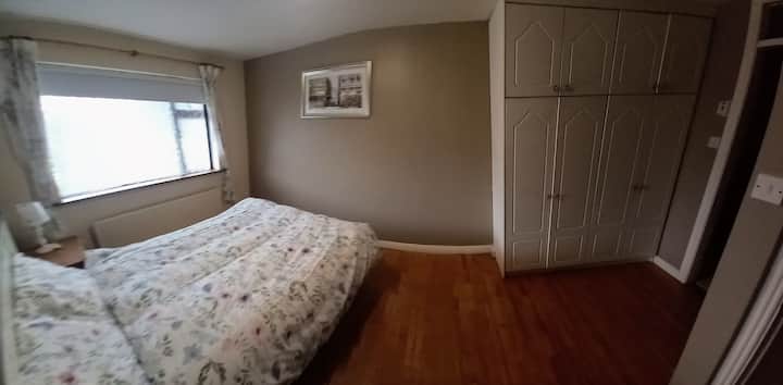 นี่เป็นห้องนอนขนาดใหญ่ที่มีห้องน้ำในตัว