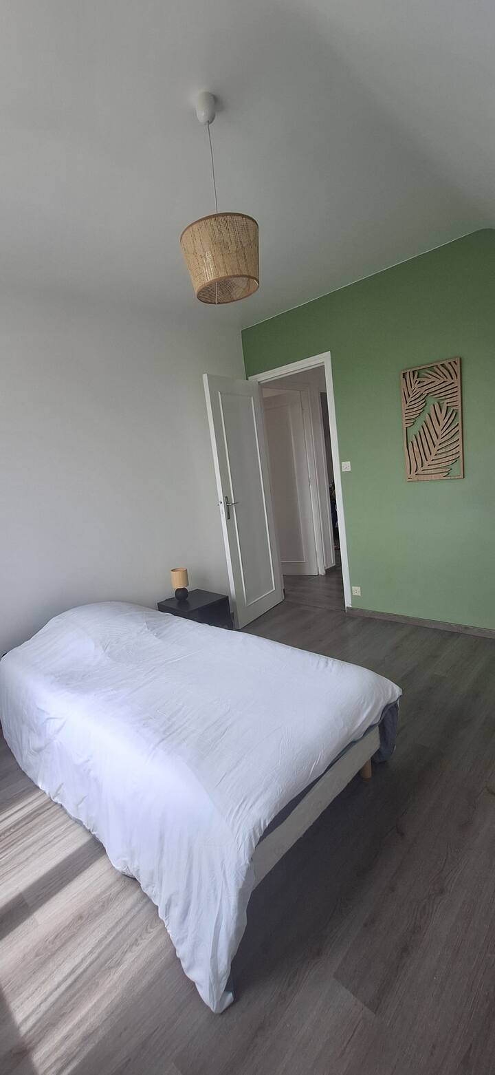 בתמונה, מיטה אחת בגודל 90x190 ס"מ 
אפשר להוסיף מיטה באותו גודל, כלומר 2x 90x190 ס"מ