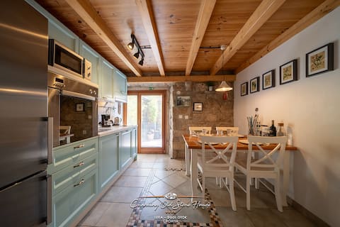Top Airbnb: Charming old stone House in Luka in Rava