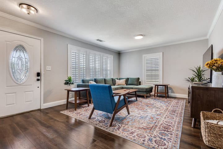 Walkable Downtown Cottage | 2 King Beds & Deck - McKinney, TX