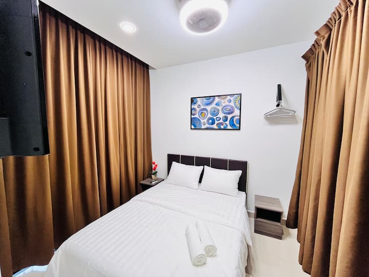 Hlavná spálňa vybavená manželskou posteľou, bočným stolíkom, televízorom, klimatizáciou, stropným ventilátorom a vešiakom na oblečenie