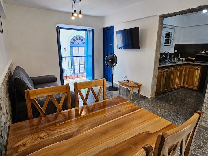 Apt. Escorial 2 (In "Plaza Vieja") Breakfast+wifi! - Havana