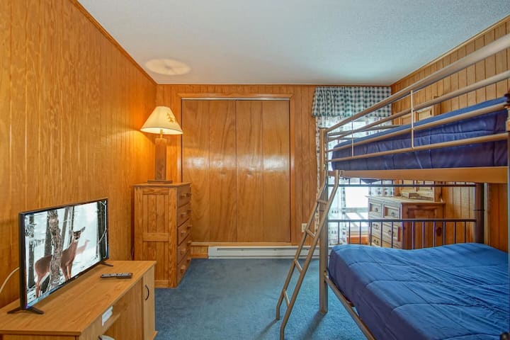 Двокреветна соба, рамен екран, 2 гардеробери
