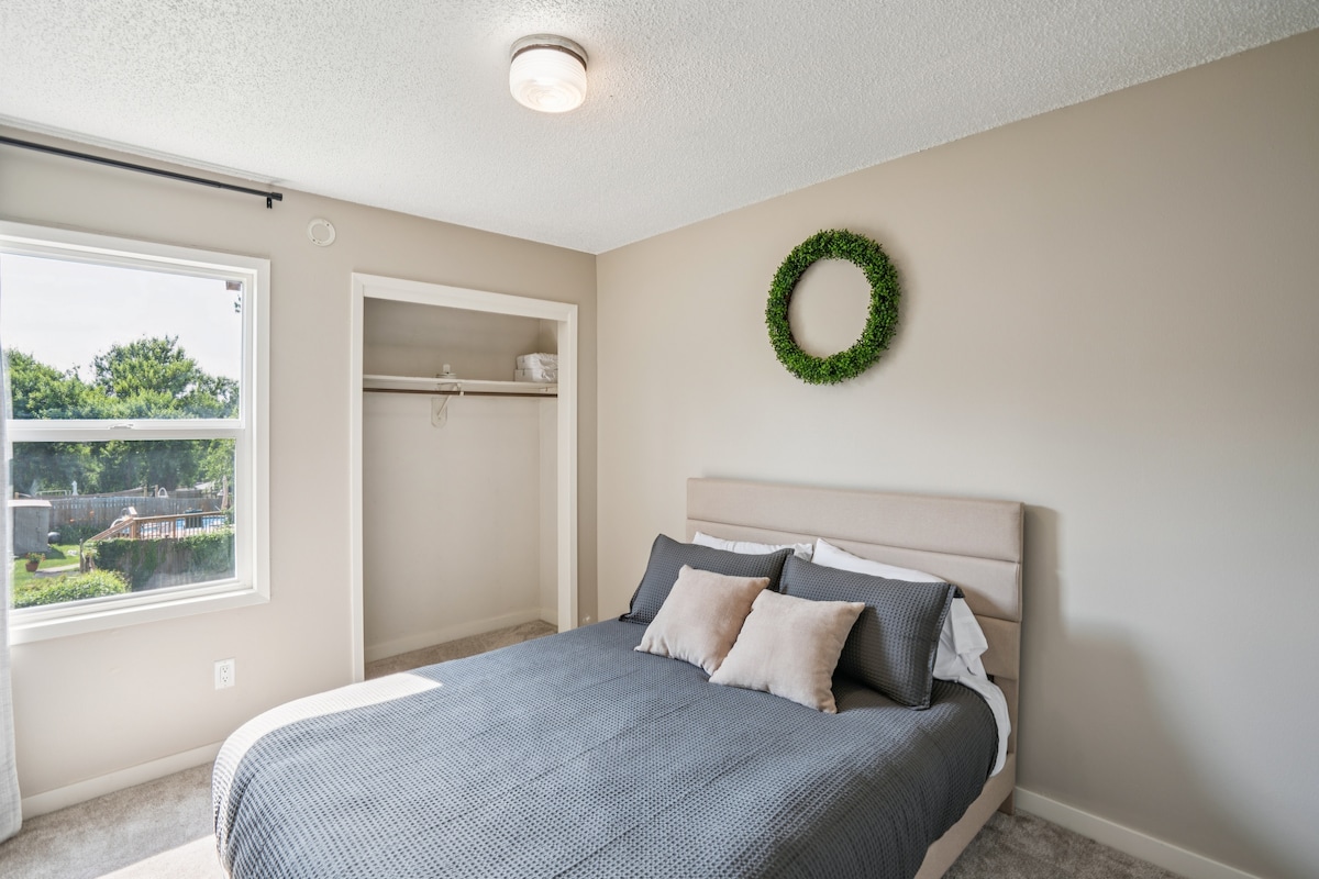 เตียงควีนไซส์ในห้องนอนที่เงียบสงบ