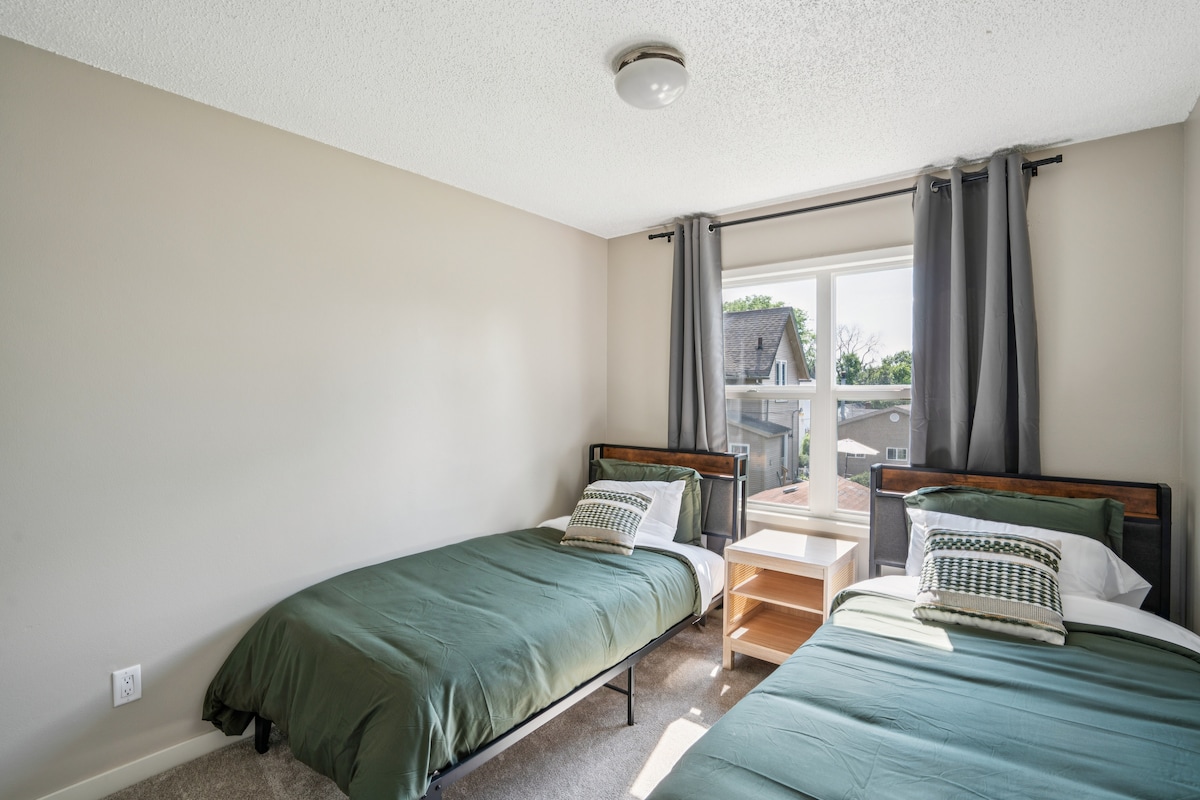 ห้องนอนสว่างสดใสพร้อมเตียงคู่