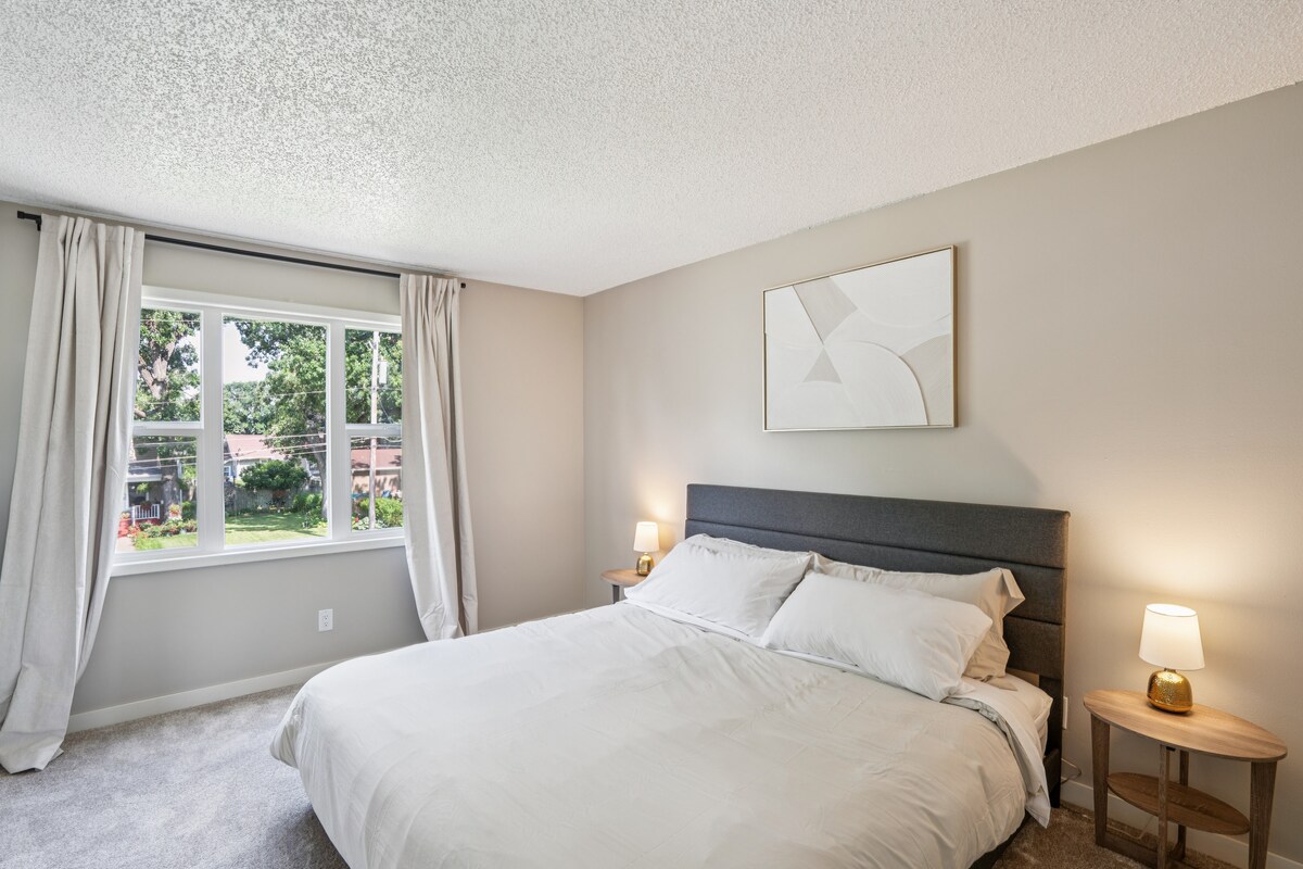 ห้องนอนหลักพร้อมเตียงควีนไซส์