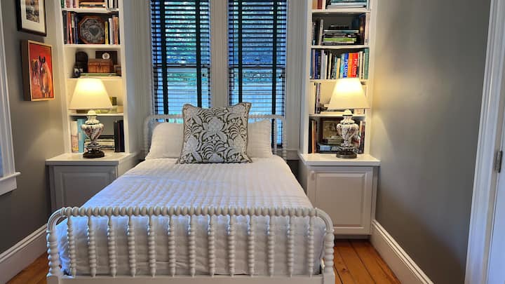 Პირველი სართულის საძინებელი 