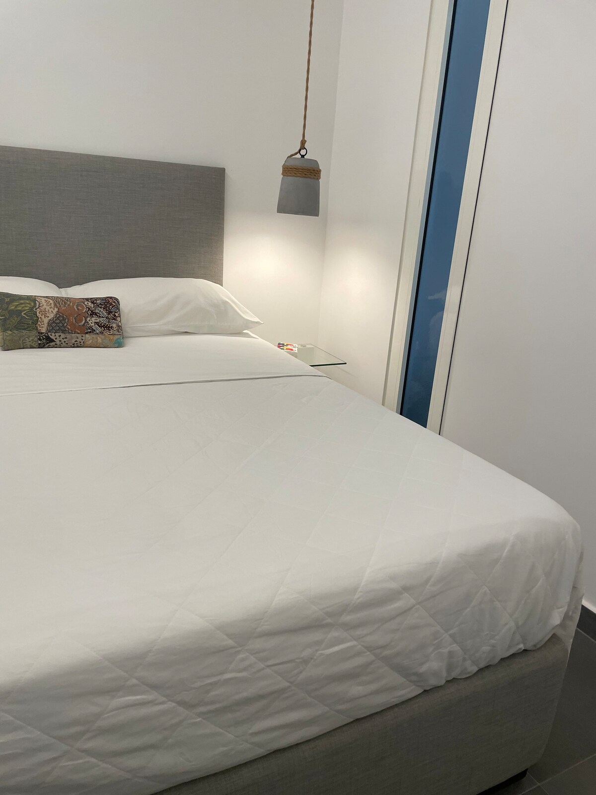 床：宽140厘米 
记忆泡沫床垫 