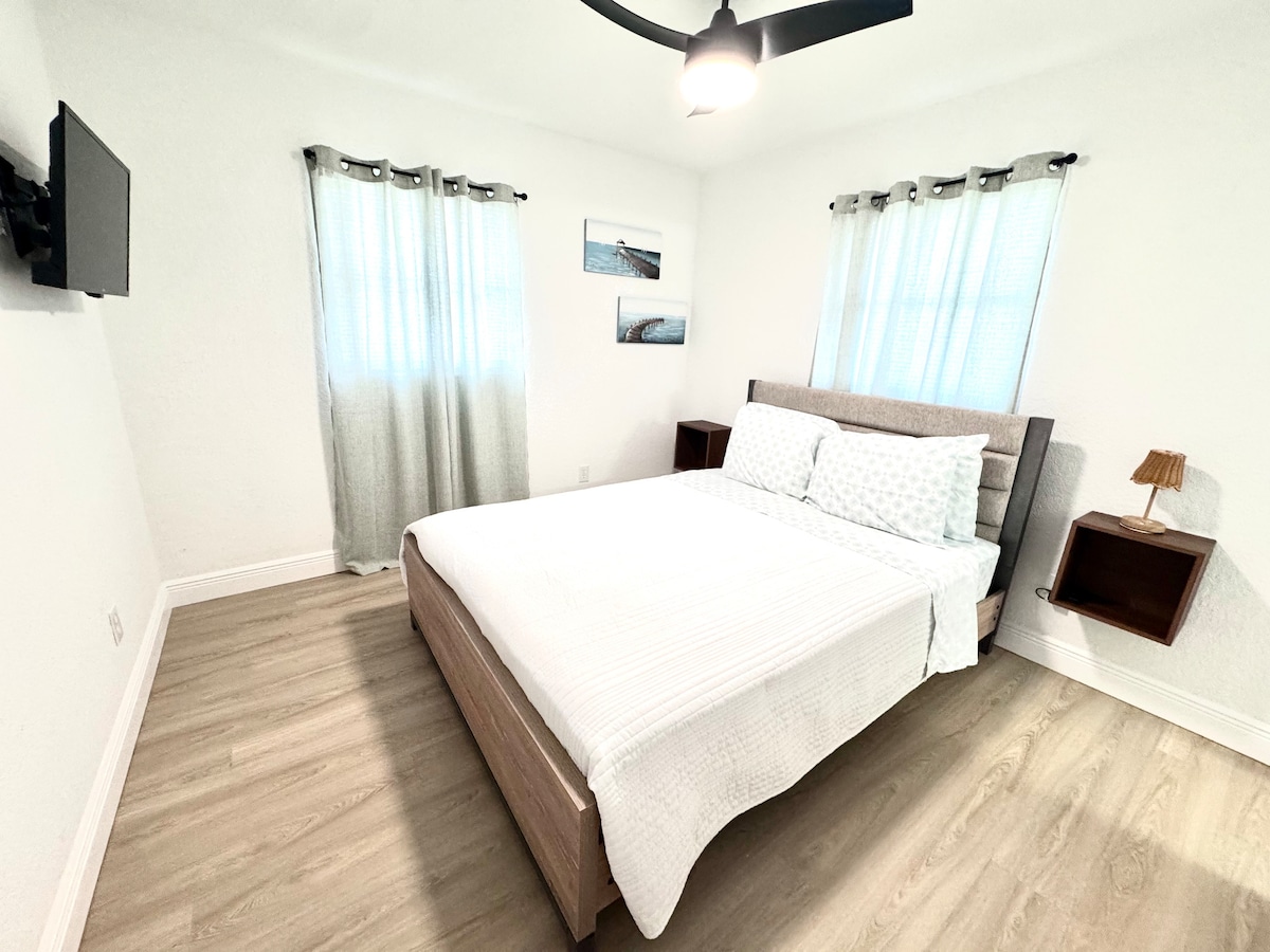 מיטת קווין סייז בחדר שינה ראשי 