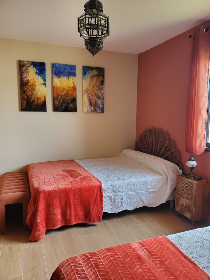 Спална соба со африканска тематика 
Два брачни кревета 140 x 190 см.