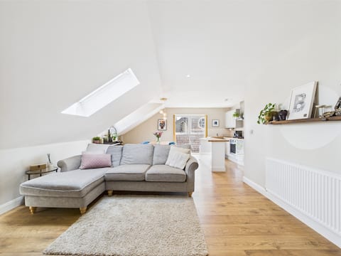 Top Airbnb: Bright & spacious Redfield home in Hanham