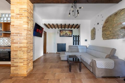 Top performing Airbnb: [10 min from the sea] Apartment with garden + Jacuzzi in Cecina