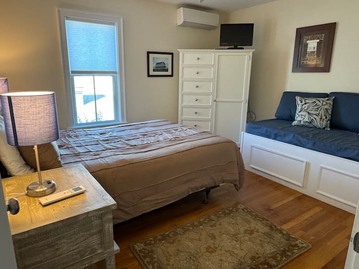 غرفة نوم ثانية في الشقة الشمالية 