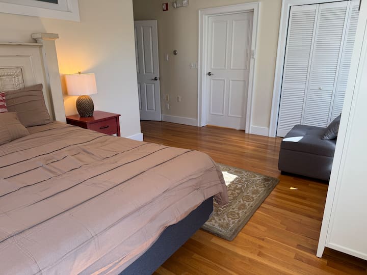 غرفة نوم رئيسية في الشقة الشمالية