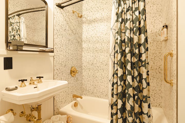 The Inn Downtown - Superior King Studio Apartment - Dover, NH