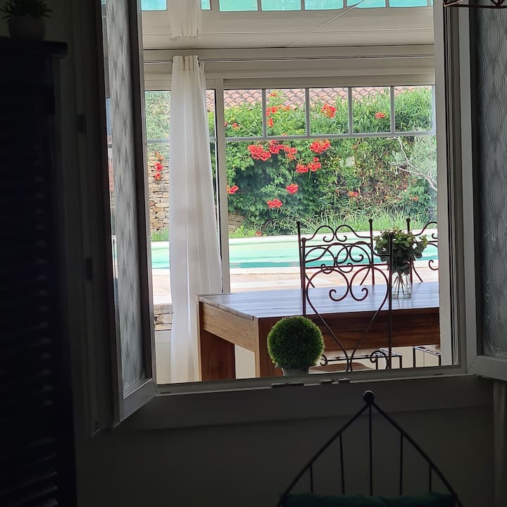 Naš prekrasan pogled na bazen 
zatim spavaća soba.