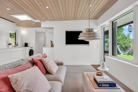 Popular Airbnb listing: Modern Cozy Cottage - Where Lake Meets Forrest in Silkeborg
