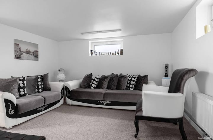 ห้องนี้สามารถใช้เป็นห้องนั่งเล่นหรือห้องนอนได้ เนื่องจากโซฟาสามารถเปลี่ยนเป็นเตียงได้