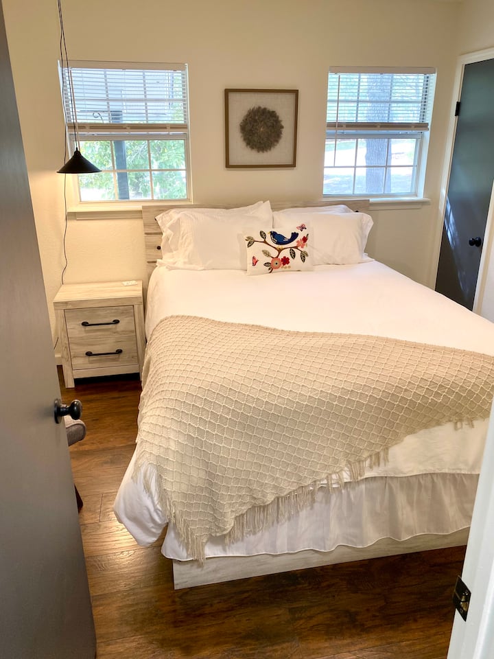 Квин кревет во спална 2.