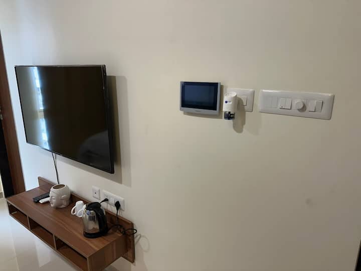 Modern Studio Near Eon It Park | Ac, Wifi, Balcony - Pune