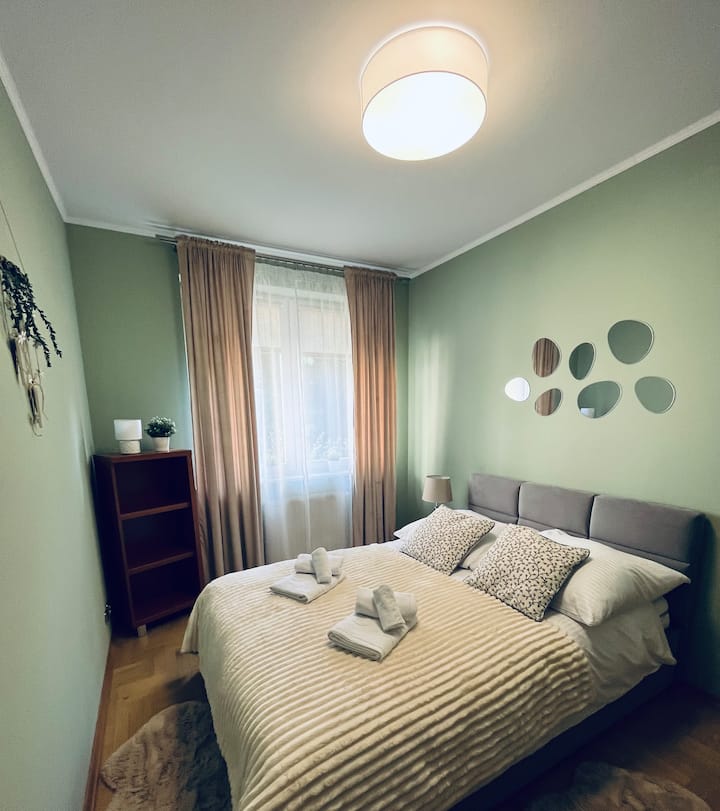 Una cama grande con un cabecero mullido y un armario para libros y objetos pequeños. El interior cómodo y elegante promueve la relajación y el sueño tranquilo. 