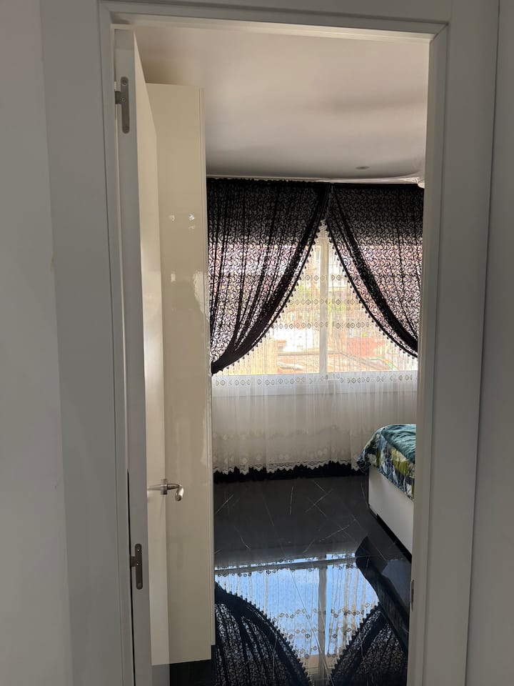 ห้องนอนคู่ที่สะดวกสบายพร้อมตู้เสื้อผ้า หน้าต่าง และวิวถนน