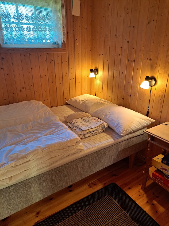 Spálňa č.2
Úzka manželská posteľ, šírka 120 cm