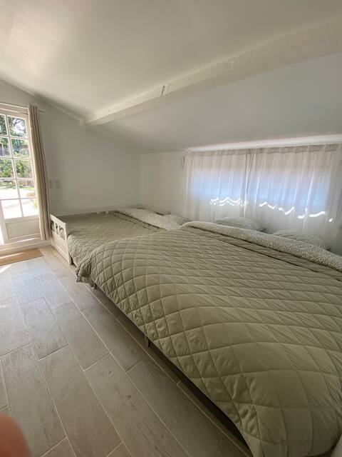 Successful Airbnb property: Independent studio, quiet with terrace & parking in Vallauris