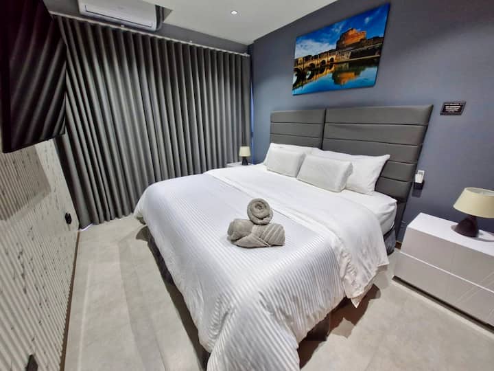 Ovaj spokojni prostor nudi iskustvo spavanja u hotelskom stilu, kombinirajući meke teksture i profinjene detalje kako bi stvorio savršeno utočište nakon dana provedenog u istraživanju ili radu.”