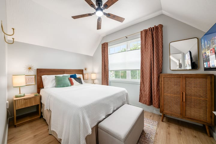 Persianas o cortinas opacas. Tocador vacío para tus necesidades de almacenamiento.