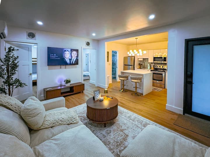 Casa Coco | Sleeps 13 | 8 Beds - Miami